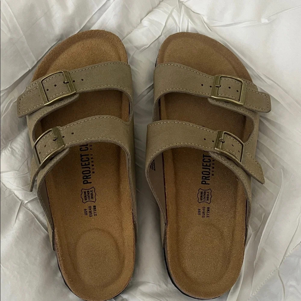Project Cloud Taupe Venita Footbed Sandals 9 NWOB - Picture 2 of 3
